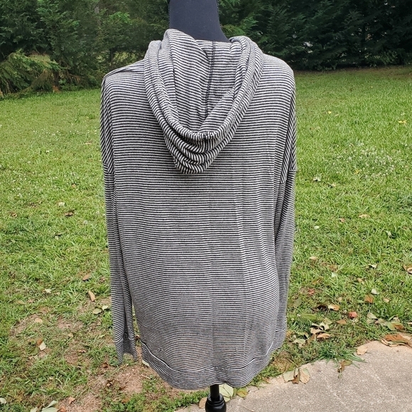 AEO medium striped tshirt hoodie EUC - Picture 4 of 6